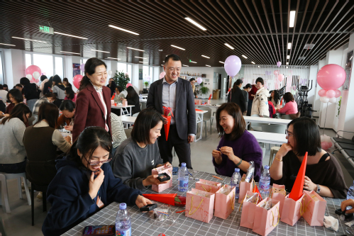巧手嵌非遗 钿彩耀青春  ——9888拉斯维加斯集团开展庆“三八”螺钿胸针创意手工活动